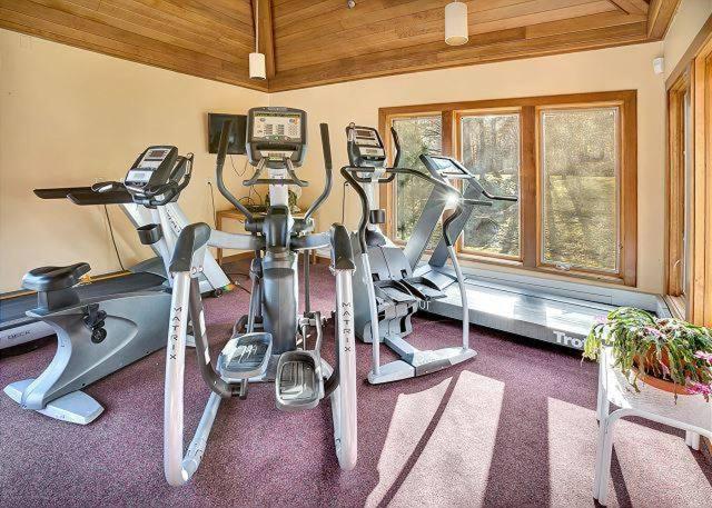 Beautiful 2 Bedroom Condo - Highridge B6 view 4