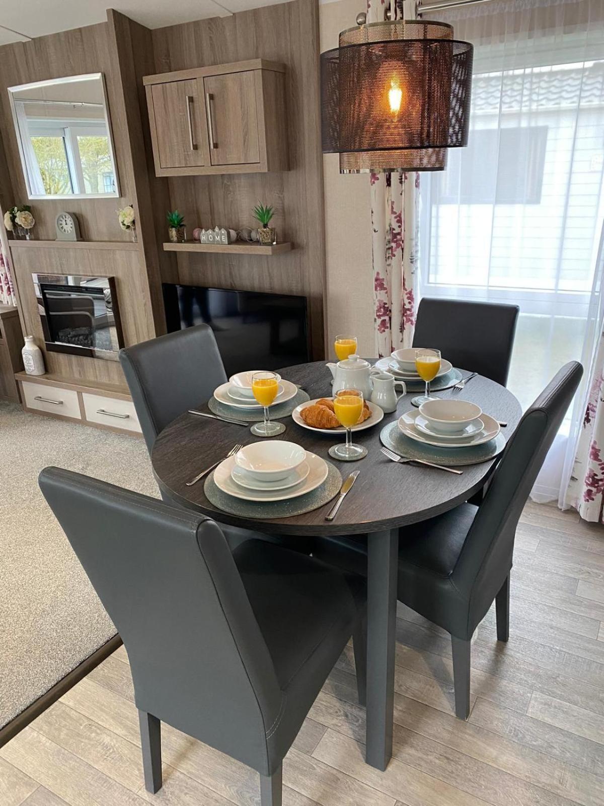 Hotel Lakeshore Lodge with Hot Tub - Image 1