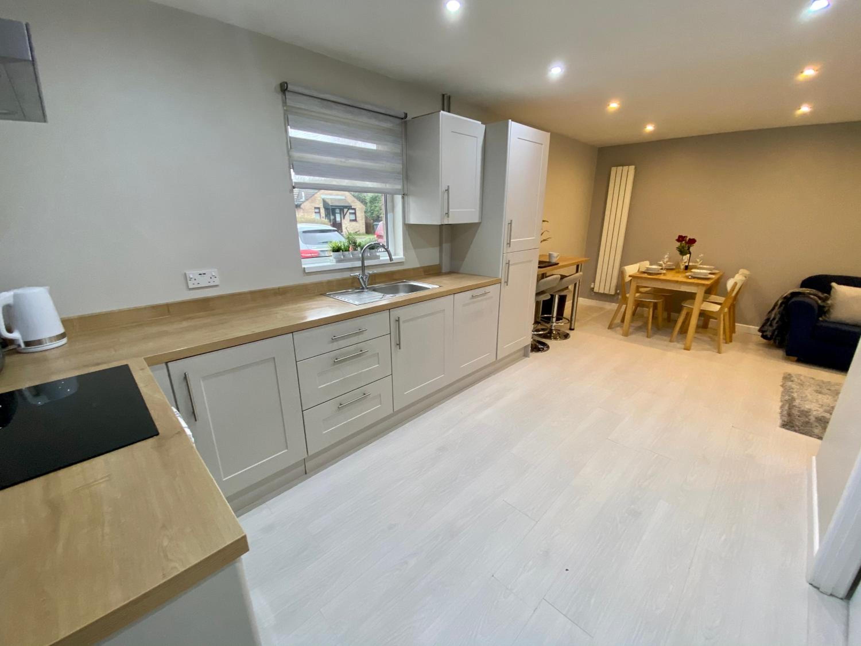 Modern and spacious open plan bungalow view 3
