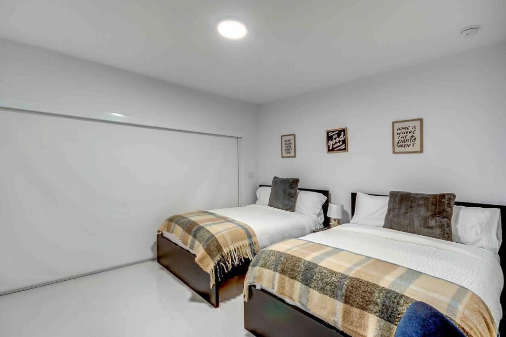 Stylish Retreat Heated Pool Basketball Game Room L41 view 4