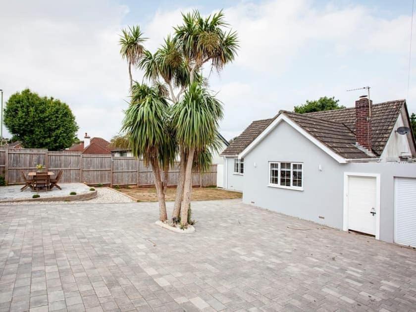 HONEYBROOK - Cosey detached home, modern, spacious view 2