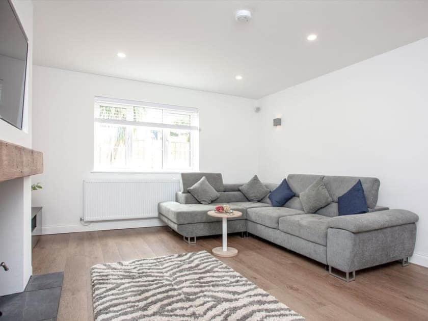 HONEYBROOK - Cosey detached home, modern, spacious view 4