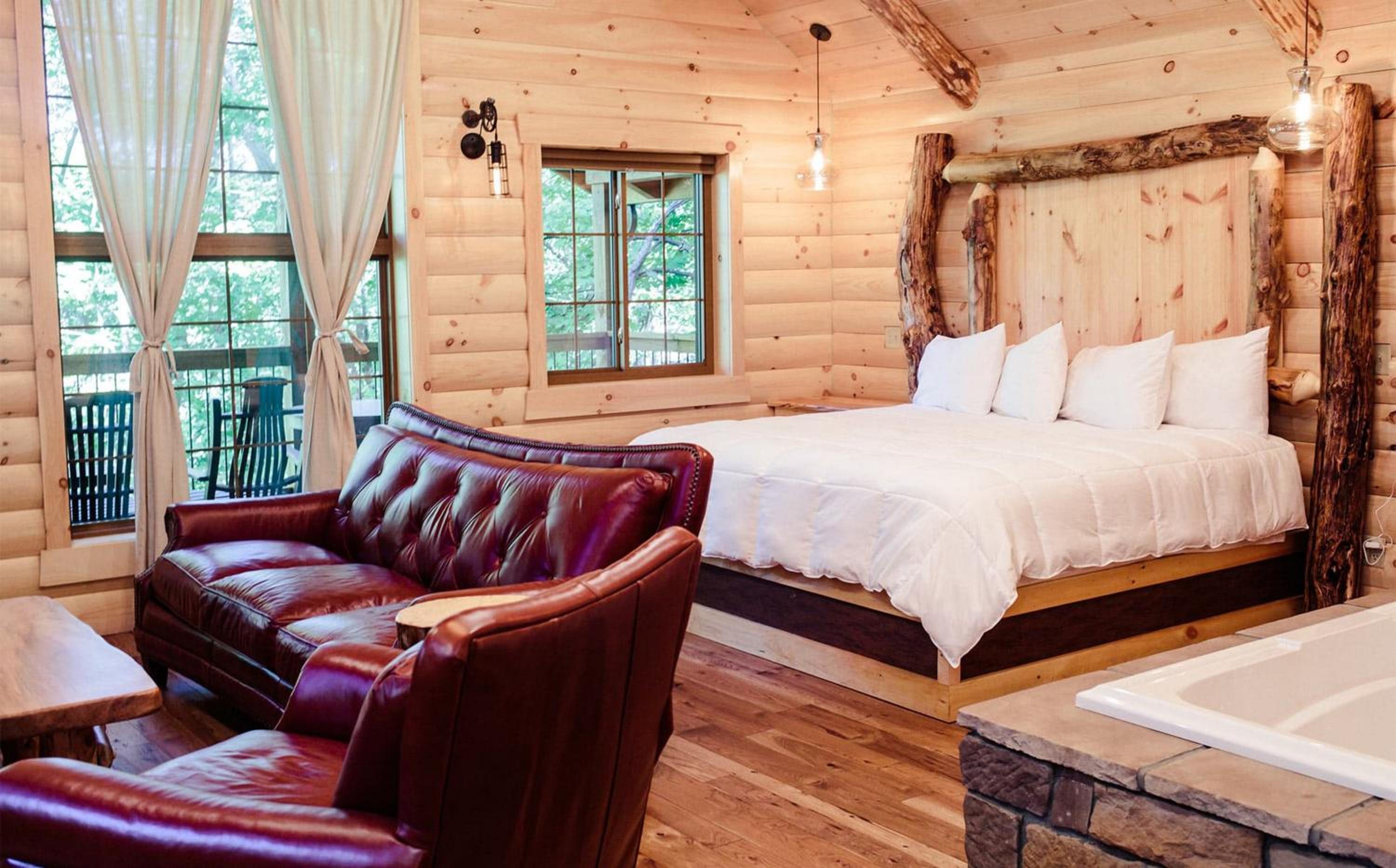 Cricket Hill Treehouse by Amish Country Lodging view 4