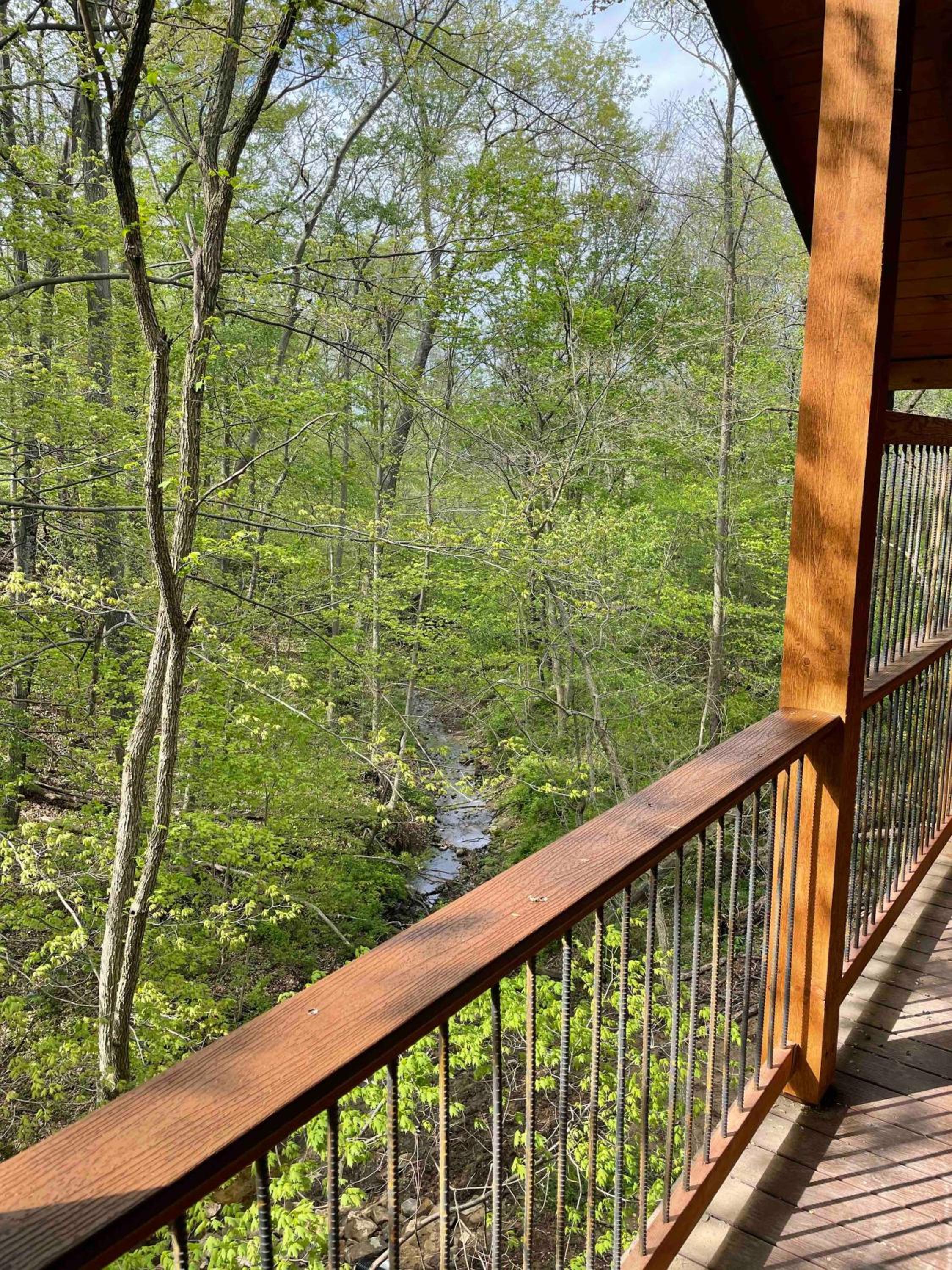 Cricket Hill Treehouse by Amish Country Lodging view 3