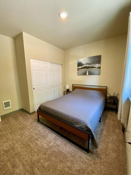 NEW Modern Cabin! 5mi to Mt Rainier National Park! Hot Tub & Wifi