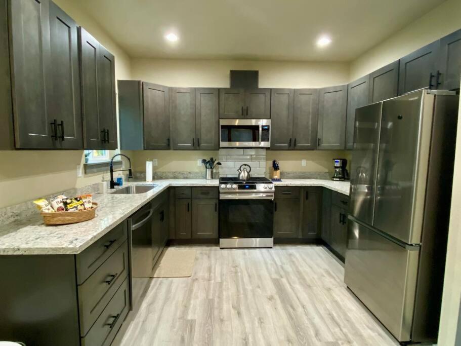 NEW Modern Cabin! 5mi to Mt Rainier National Park! Hot Tub & Wifi