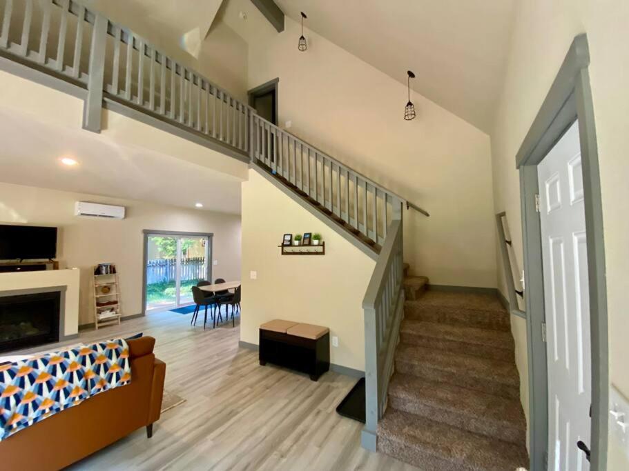 NEW Modern Cabin! 5mi to Mt Rainier National Park! Hot Tub & Wifi