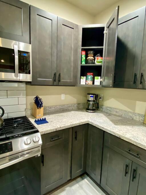 NEW Modern Cabin! 5mi to Mt Rainier National Park! Hot Tub & Wifi