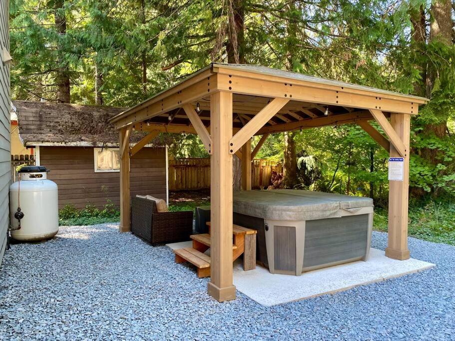 NEW Modern Cabin! 5mi to Mt Rainier National Park! Hot Tub & Wifi