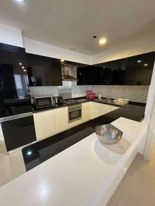 Luxury living & Fully-furnished 3 Bedroom Apartment next to Dubai Mall