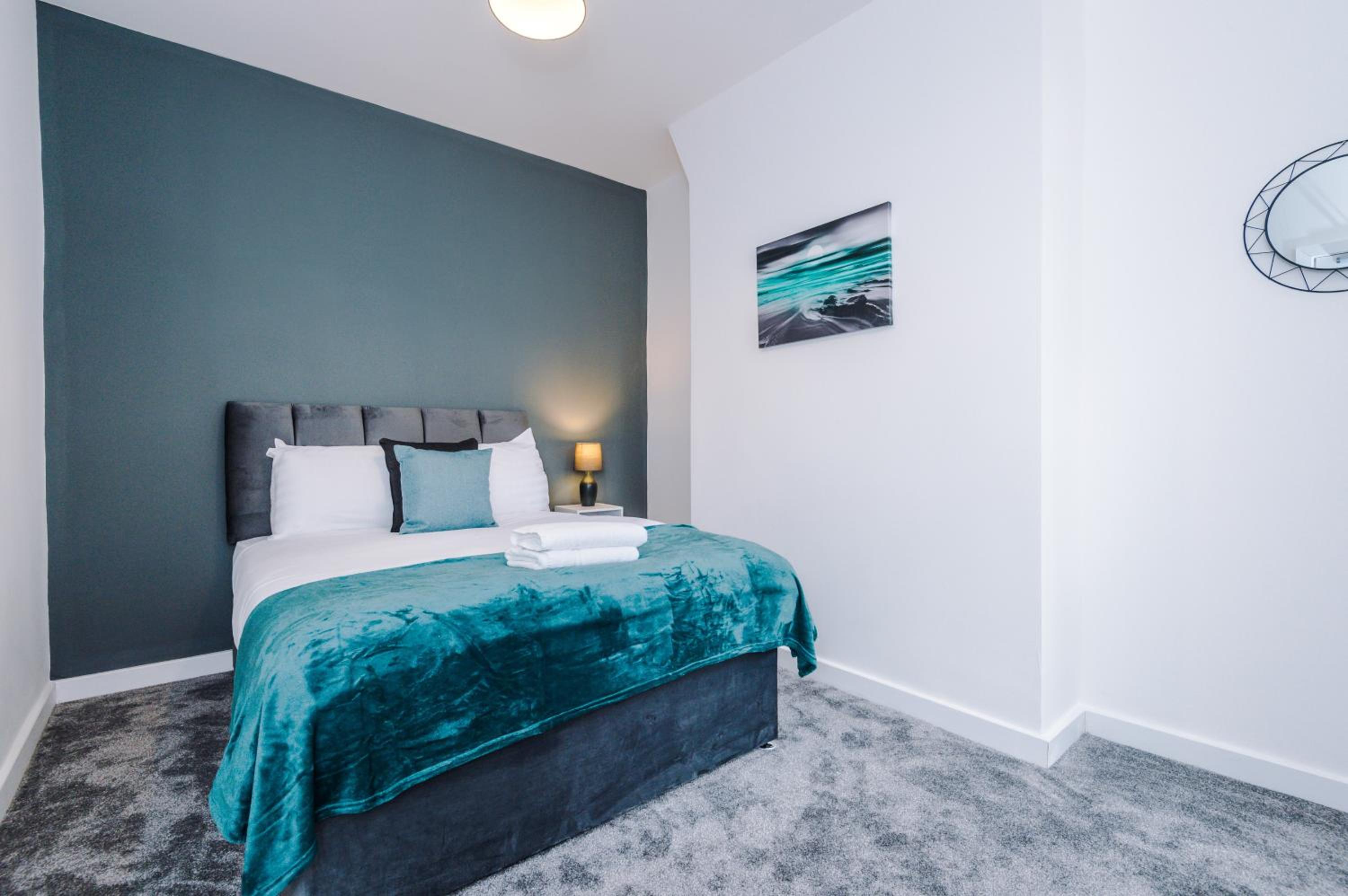 Cosy 3 bed 3 bath house - Central Liverpool -Self Check-In & Free Parking!