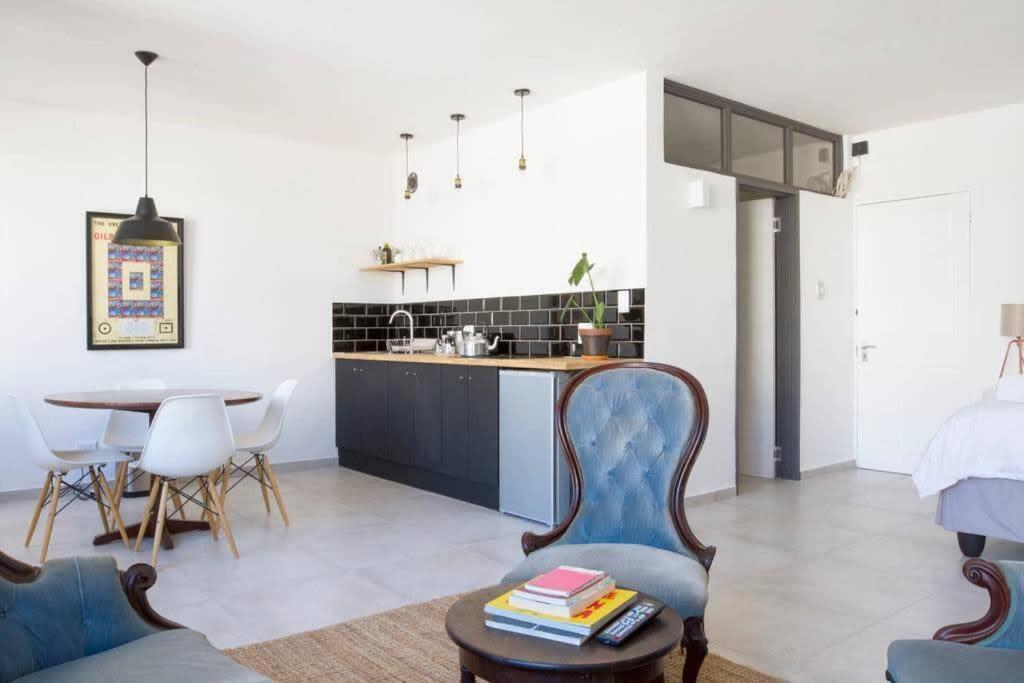 Open Plan Studio Fast Wi-Fi Restaurants & Bars