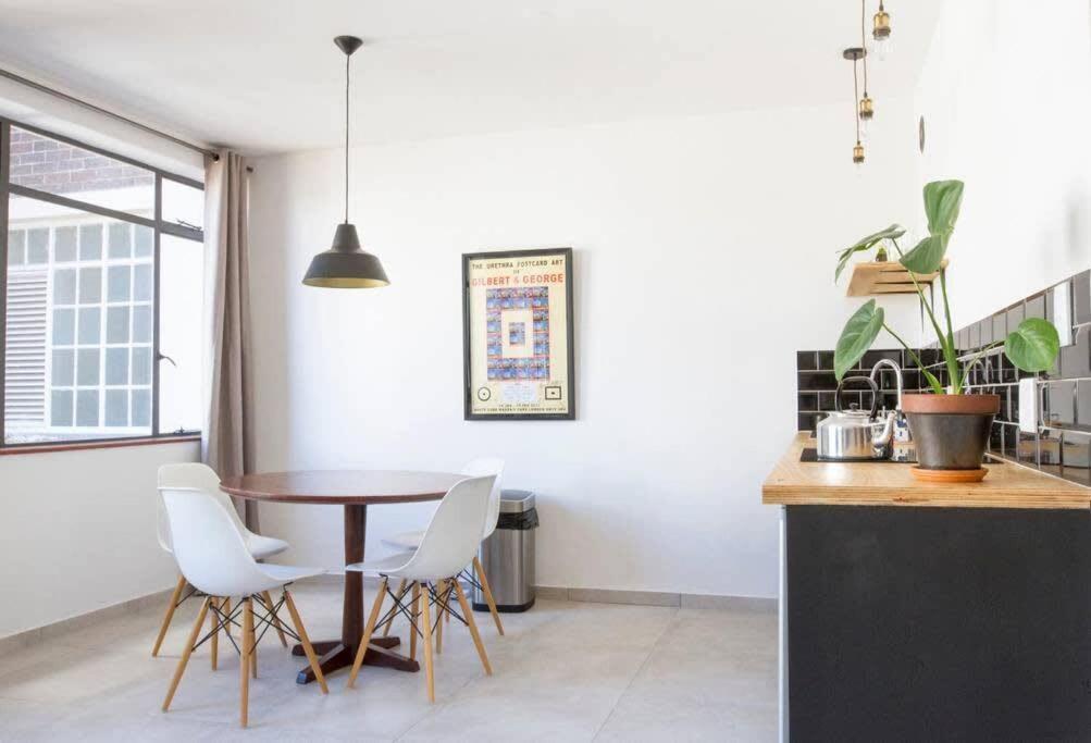 Open Plan Studio Fast Wi-Fi Restaurants & Bars