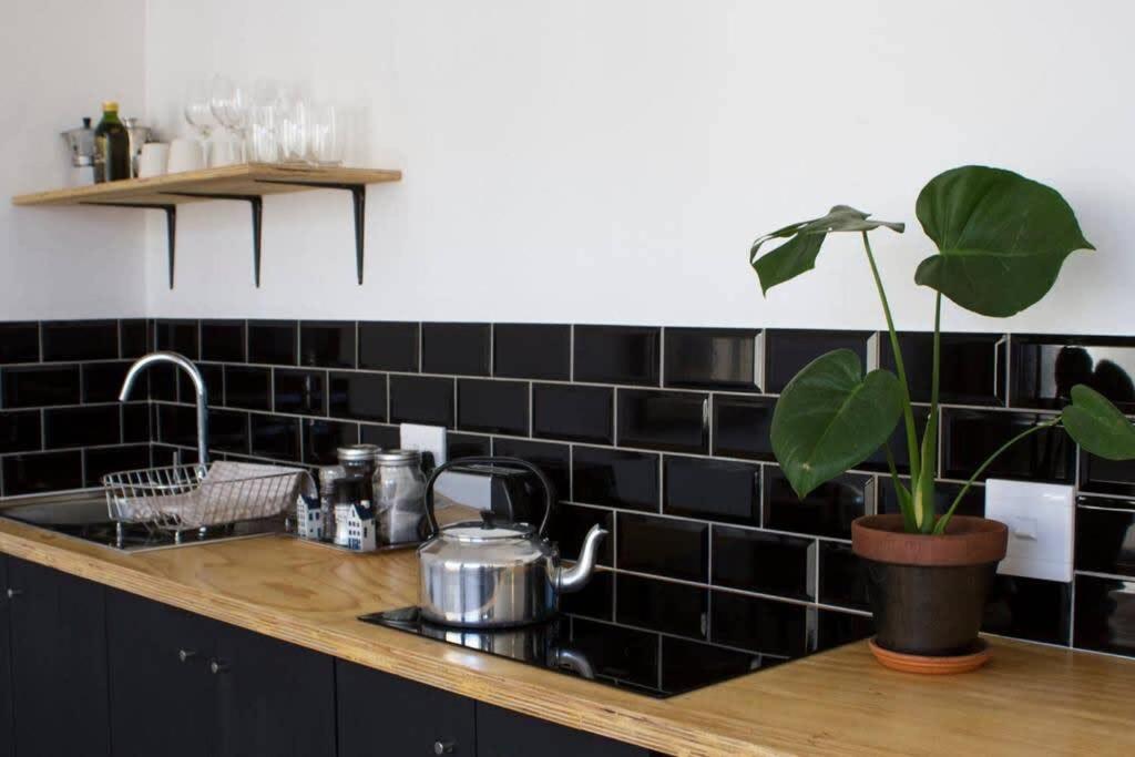 Open Plan Studio Fast Wi-Fi Restaurants & Bars
