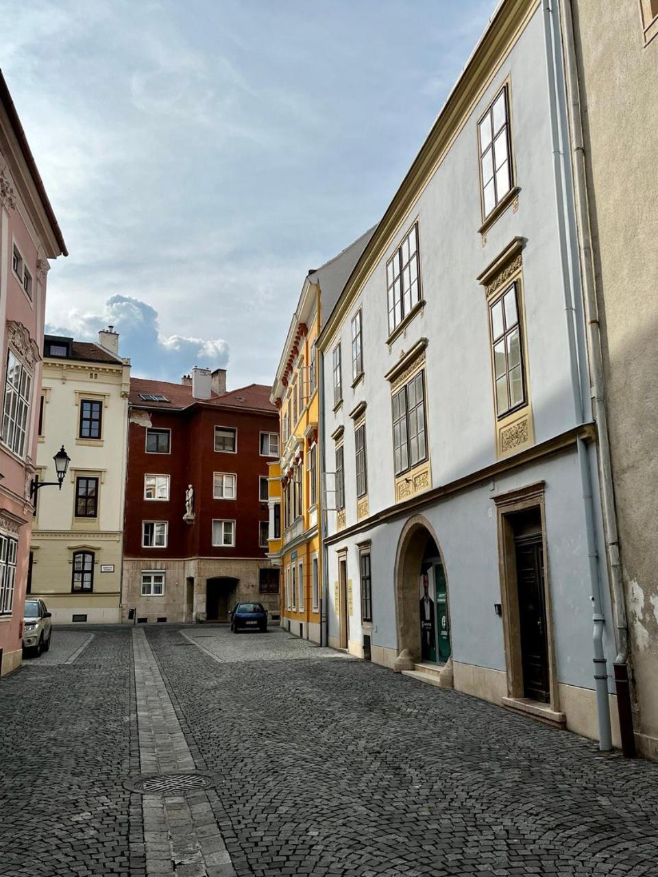 Varga Apartman - Historical Old Town & Free parking