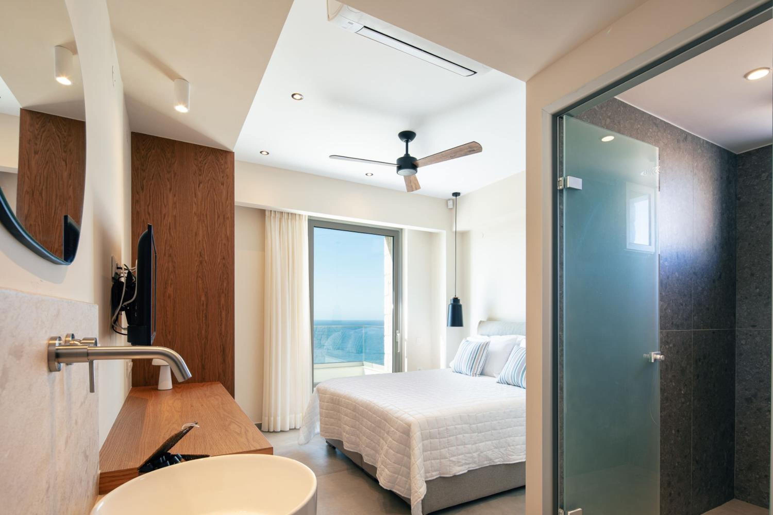 Villa Balance, Unwind with Panoramic Sea Views, by etouri