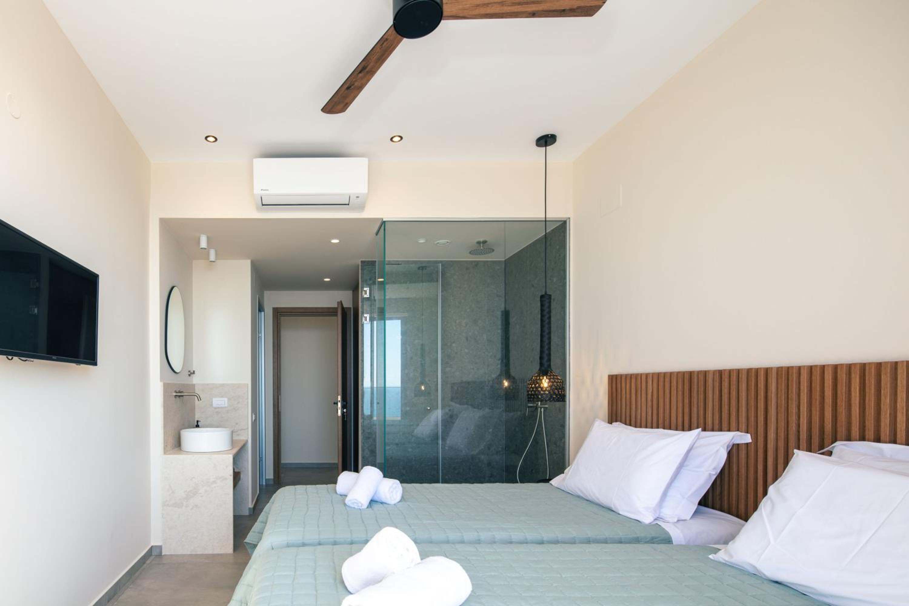 Villa Balance, Unwind with Panoramic Sea Views, by etouri