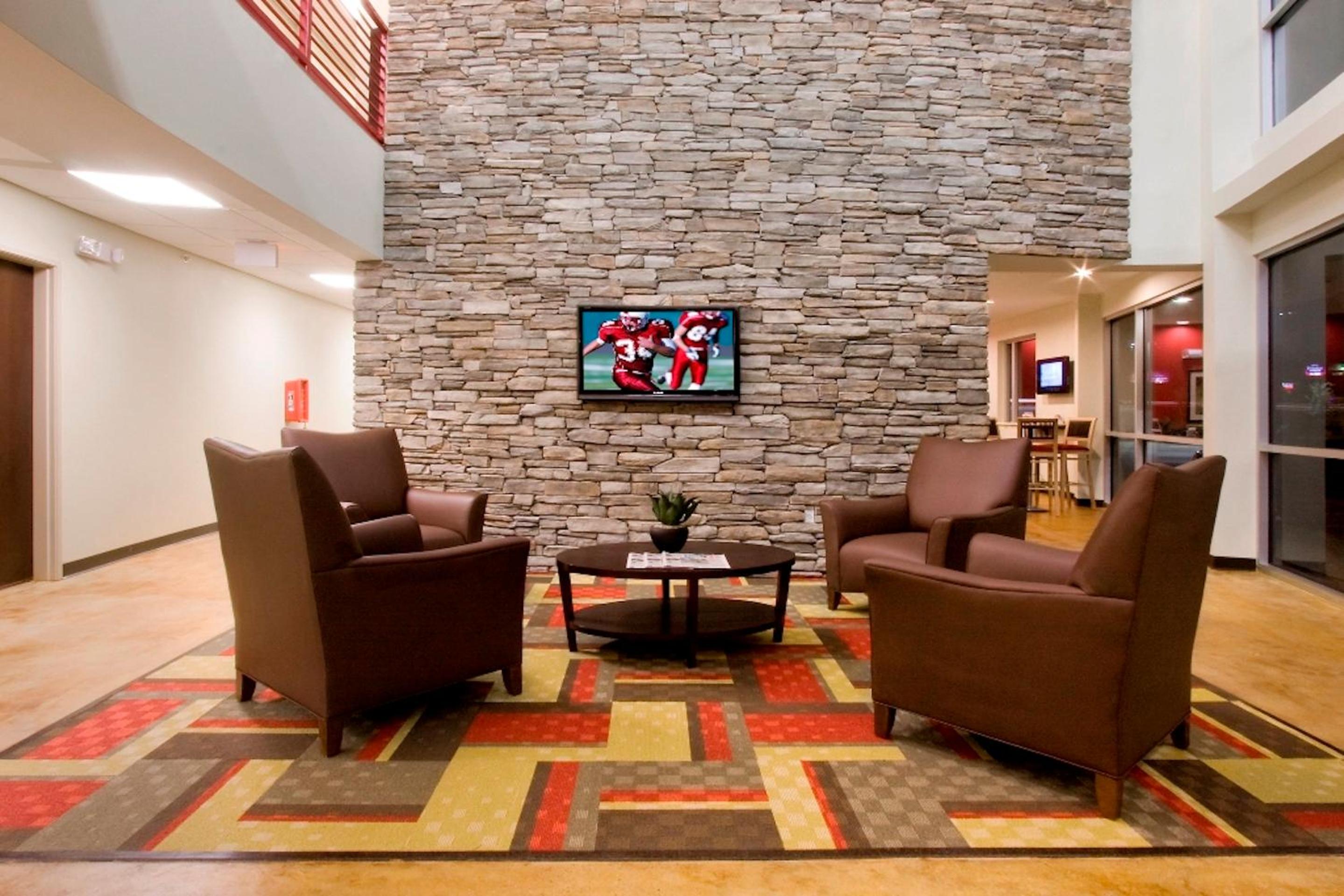 Beaumont Vacations - Red Roof Inn  Suites Beaumont - Property Image 4