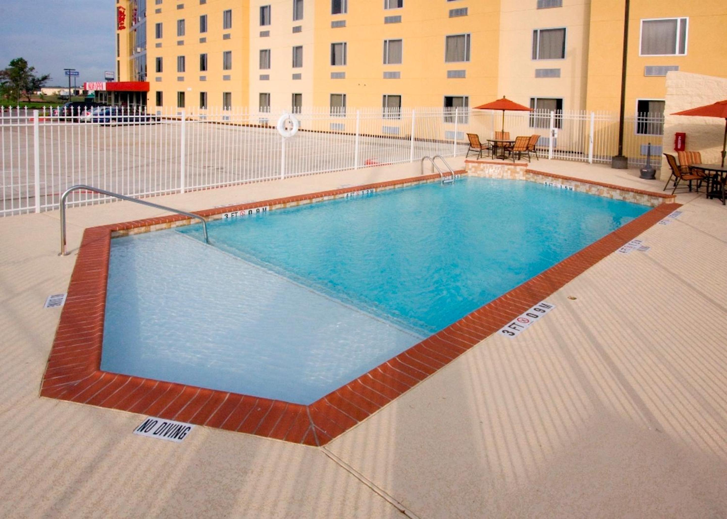Beaumont Vacations - Red Roof Inn  Suites Beaumont - Property Image 7