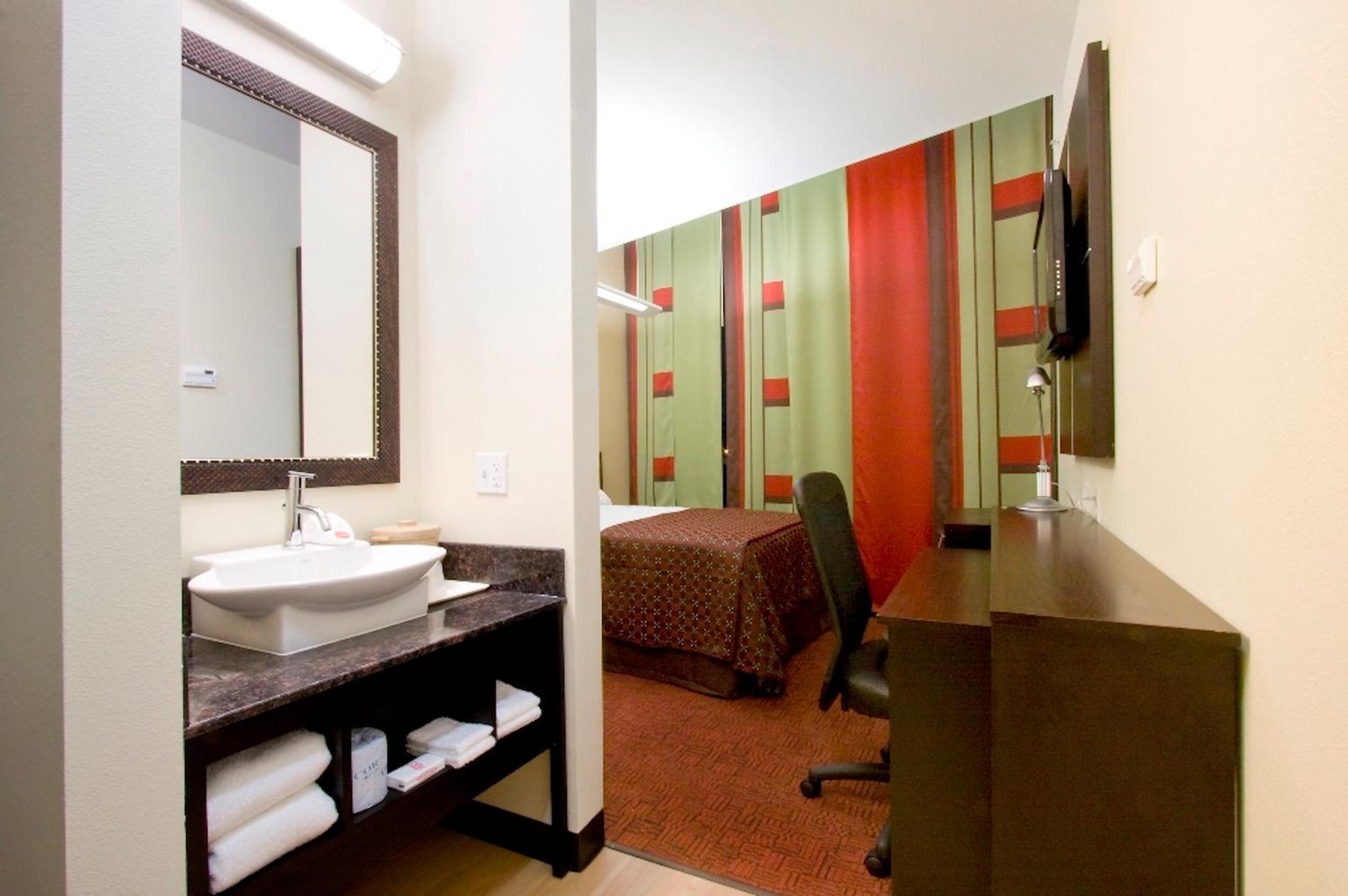 Beaumont Vacations - Red Roof Inn  Suites Beaumont - Property Image 11