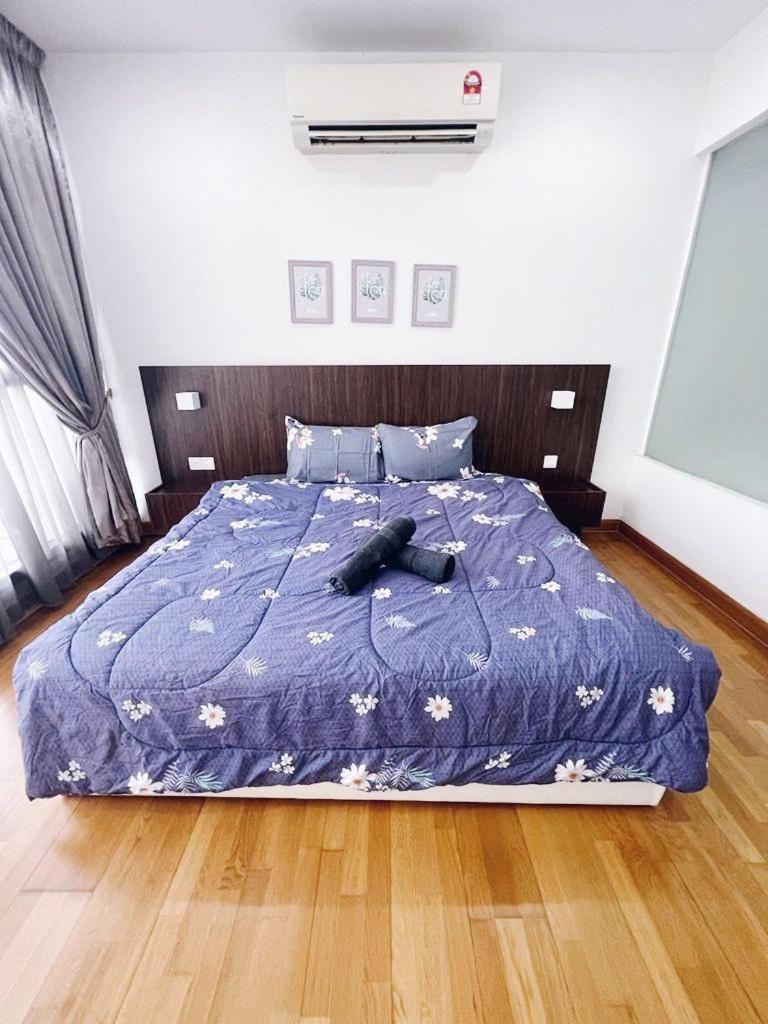 Connected train 3 Bedrooms - ABOVE KLGATEWAY MALL 14