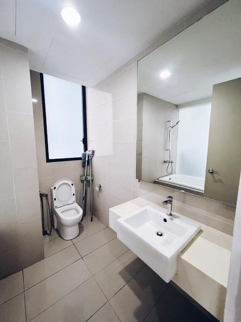 Connected train 3 Bedrooms - ABOVE KLGATEWAY MALL 14
