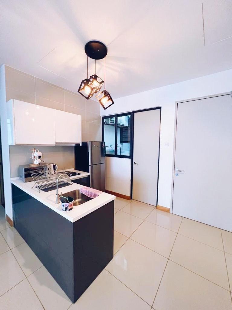 Connected train 3 Bedrooms - ABOVE KLGATEWAY MALL 14