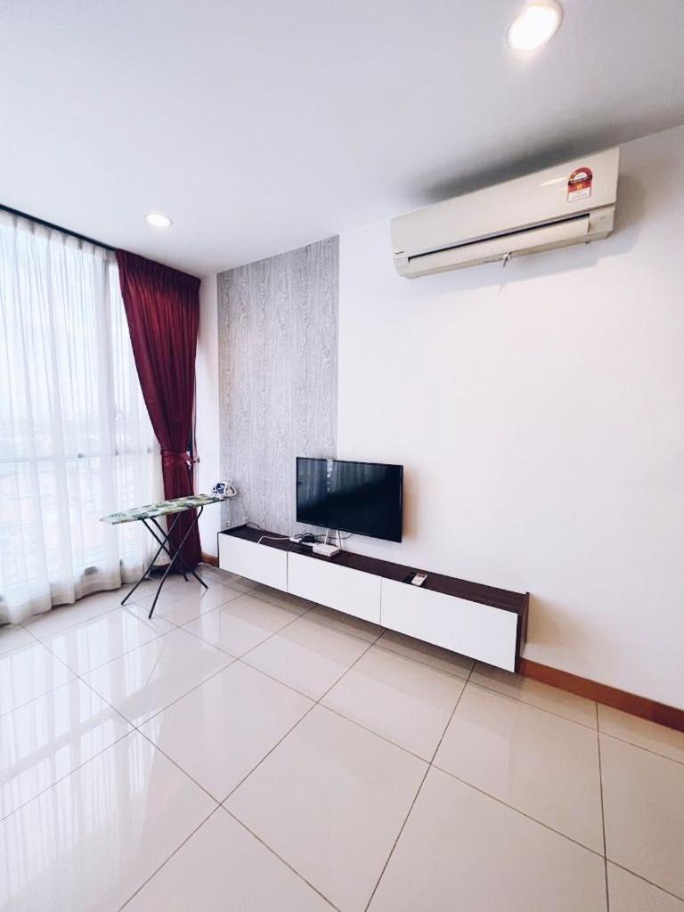 Connected train 3 Bedrooms - ABOVE KLGATEWAY MALL 14
