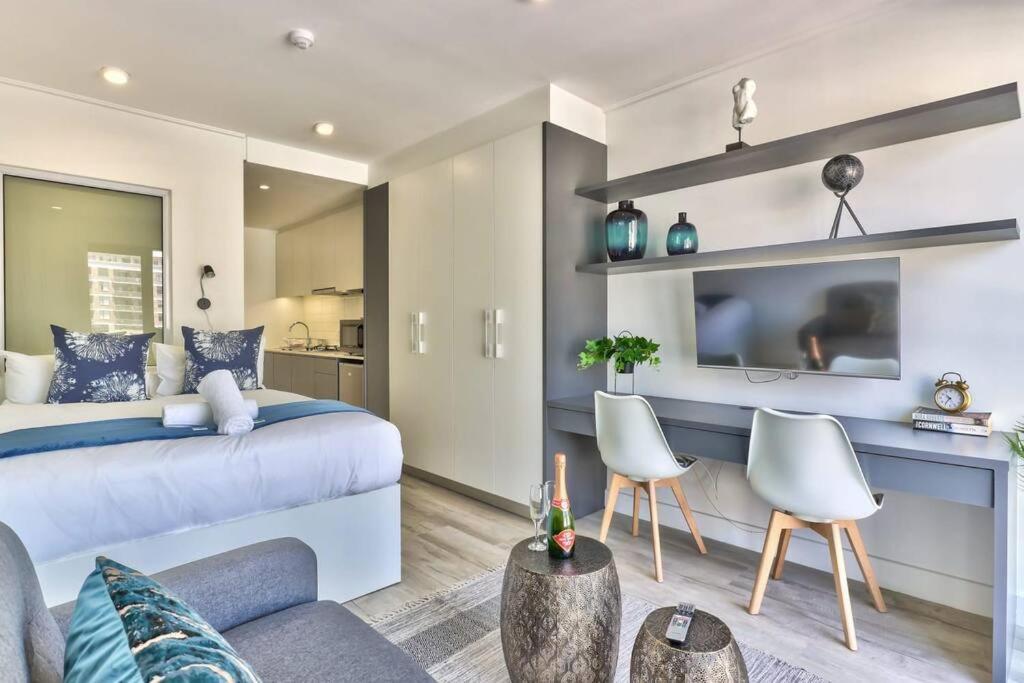 Guest room at Arty Modern Design Studio with Balcony and Pool, Cape Town