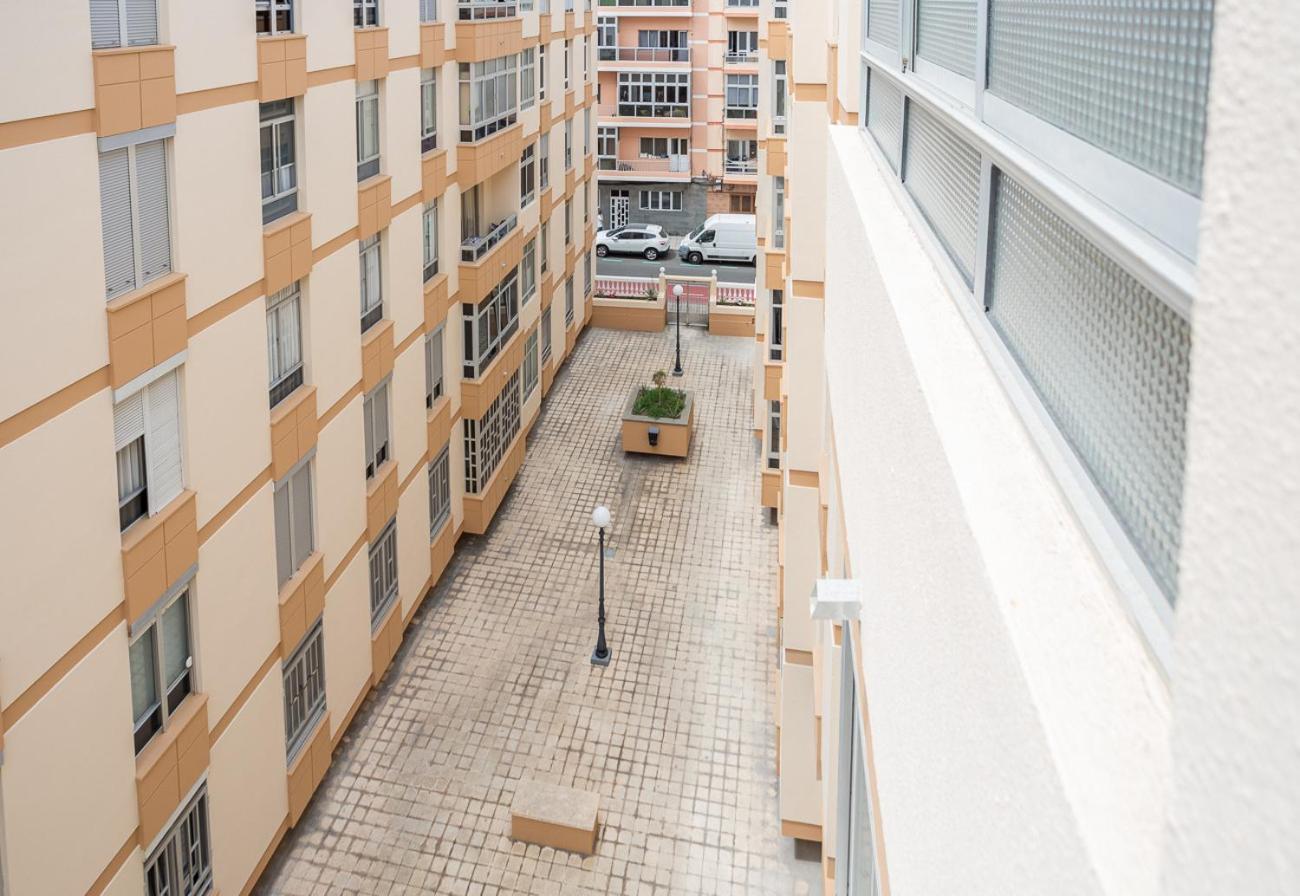 Flatguest Las Canteras Beach 10 + Wifi + 5 Pax view 4