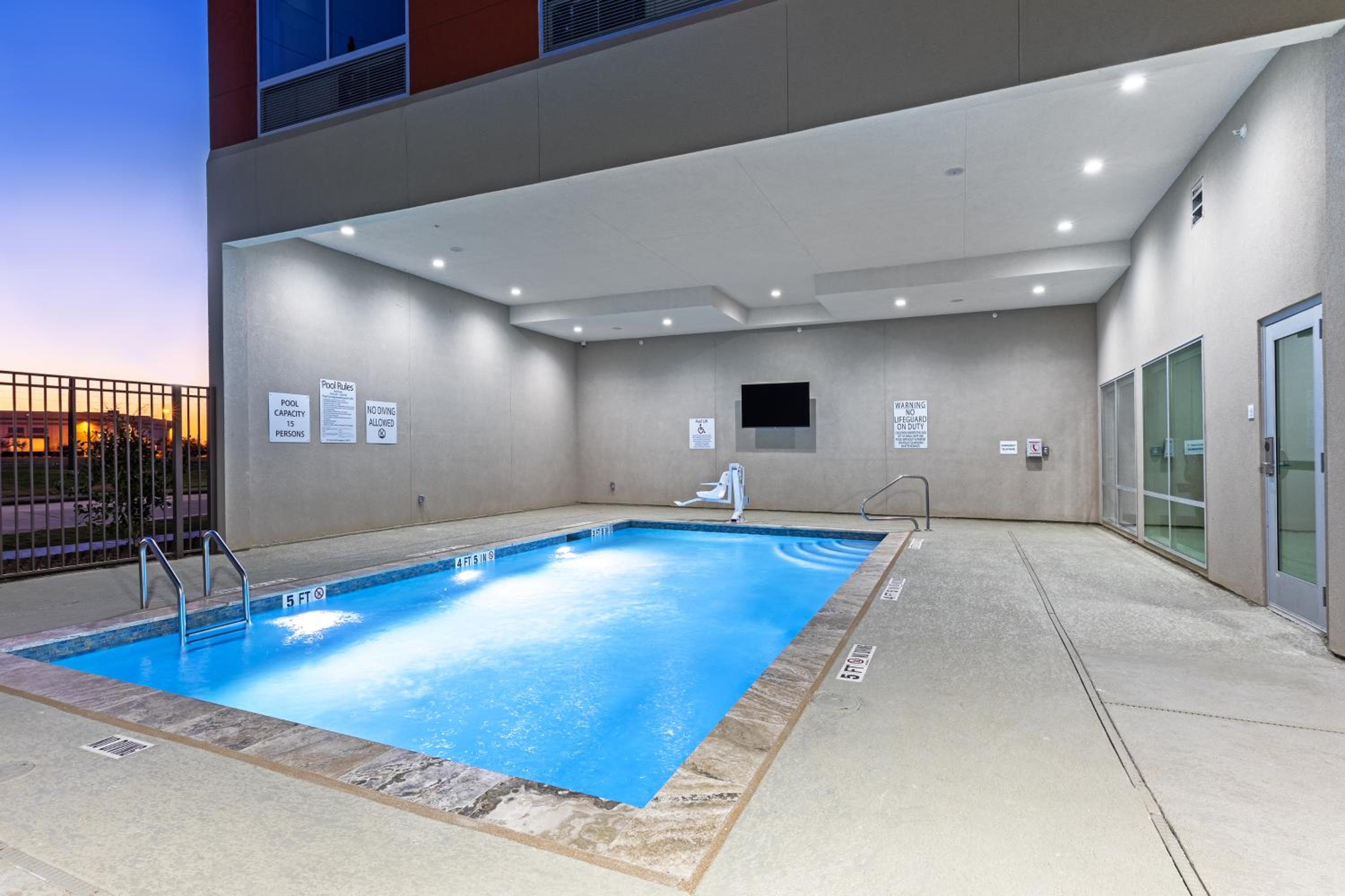 Houston Vacations - Holiday Inn Express  Suites - Houston SW - Rosenberg, an IHG Hotel - Property Image 5