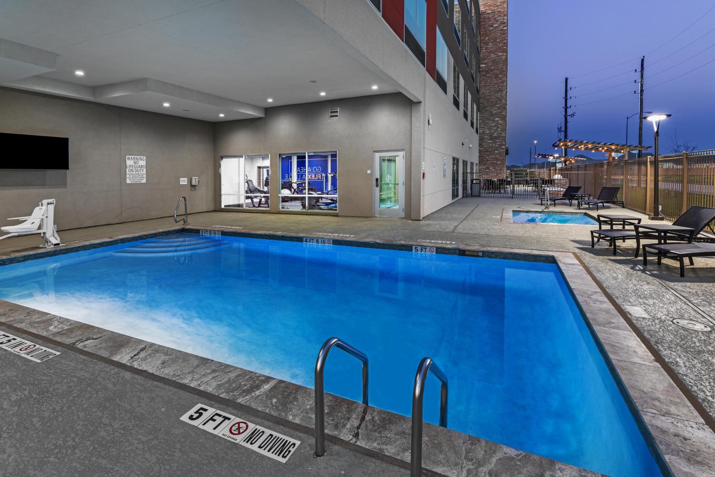 Houston Vacations - Holiday Inn Express  Suites - Houston SW - Rosenberg, an IHG Hotel - Property Image 4