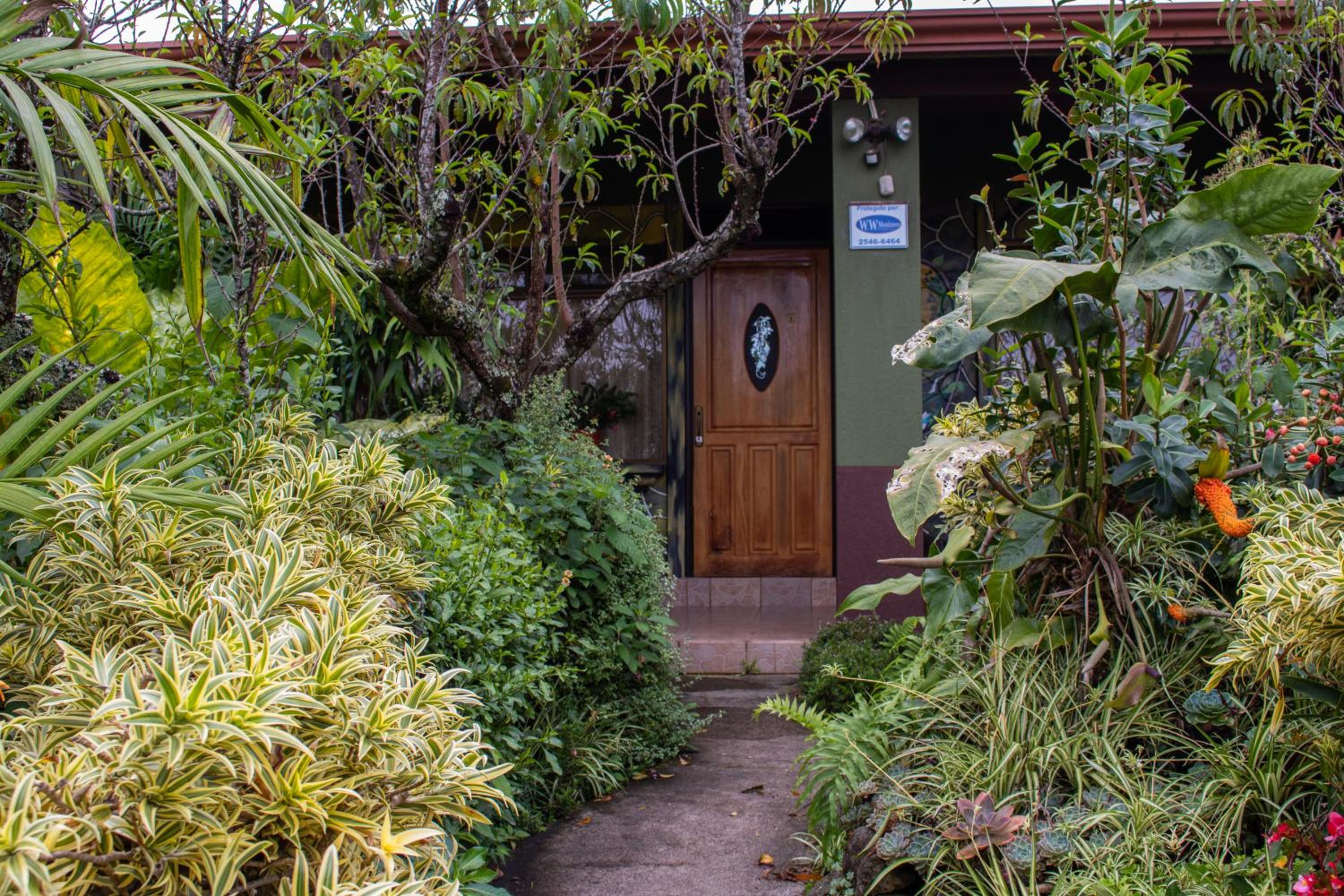 Cabinas las Manzanas Bed y Breakfast