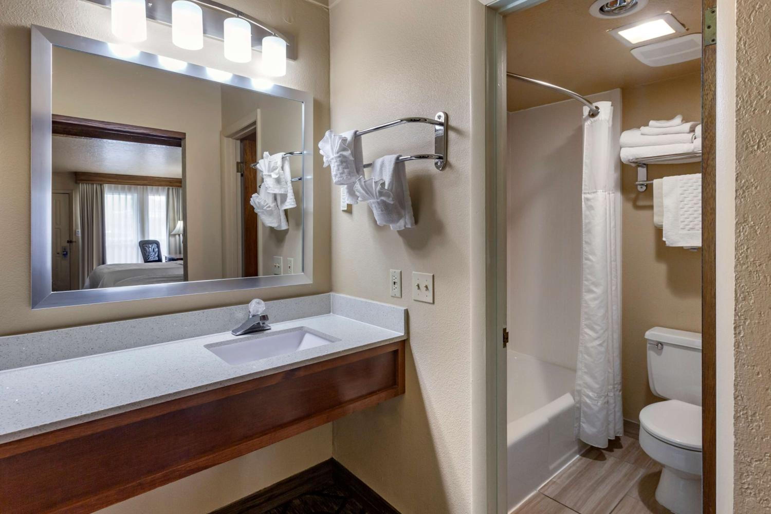 Evanston Vacations - Best Western Dunmar Inn - Property Image 11
