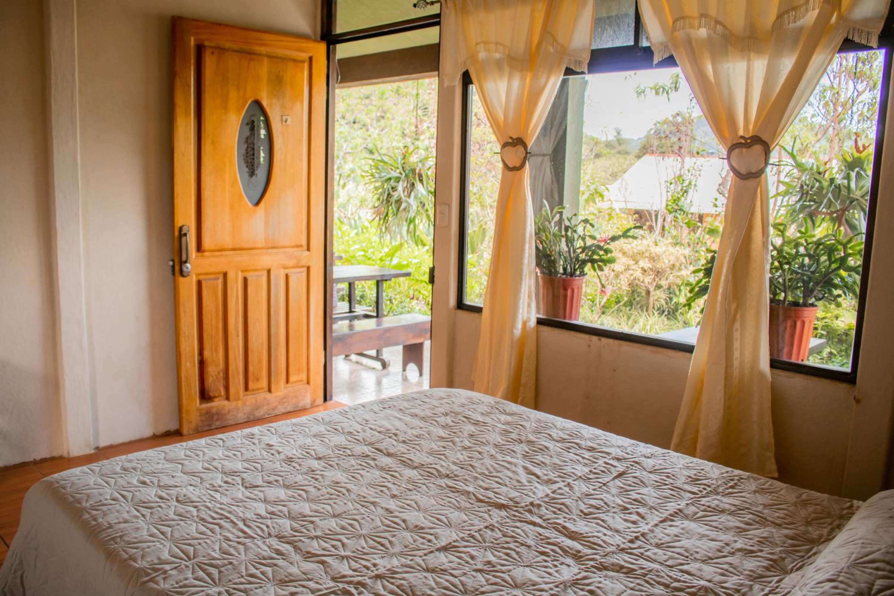 Cabinas las Manzanas Bed y Breakfast