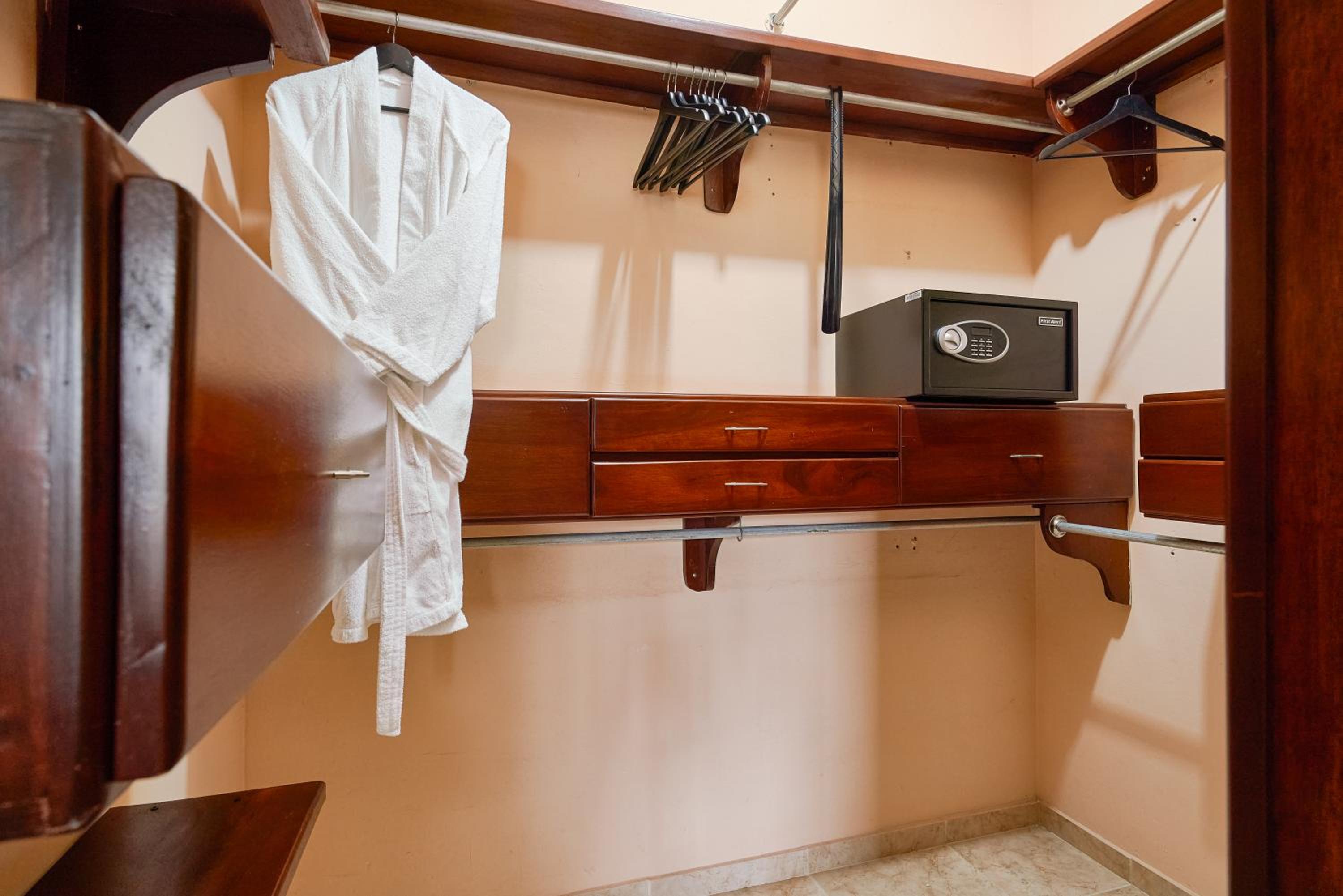 Escape 3BR Apartment in the Heart of Piantini Nightlife view 5