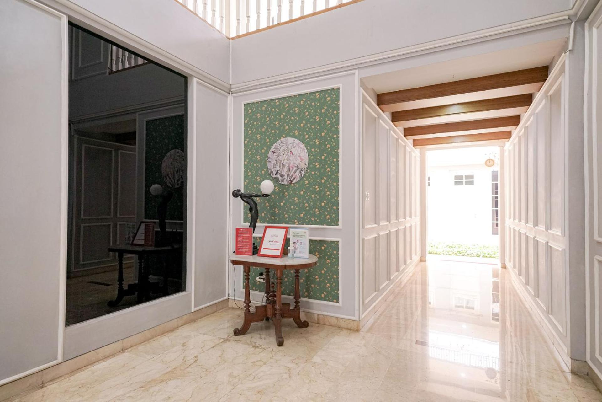 RedDoorz Premium near RS Pondok Indah
