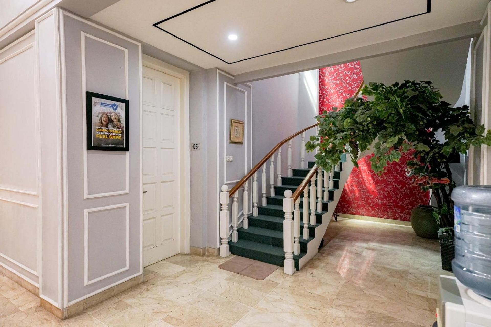 RedDoorz Premium near RS Pondok Indah