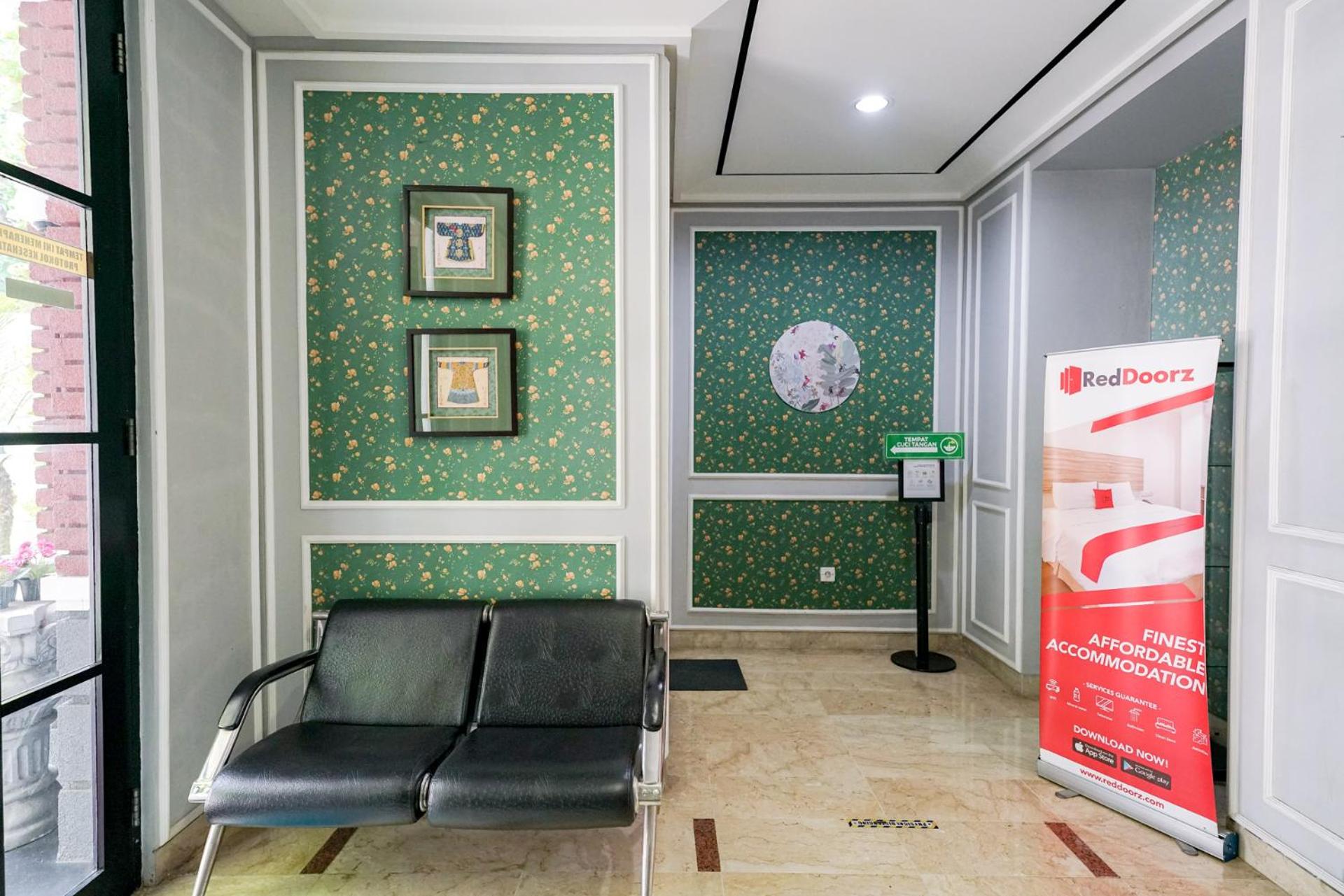 RedDoorz Premium near RS Pondok Indah
