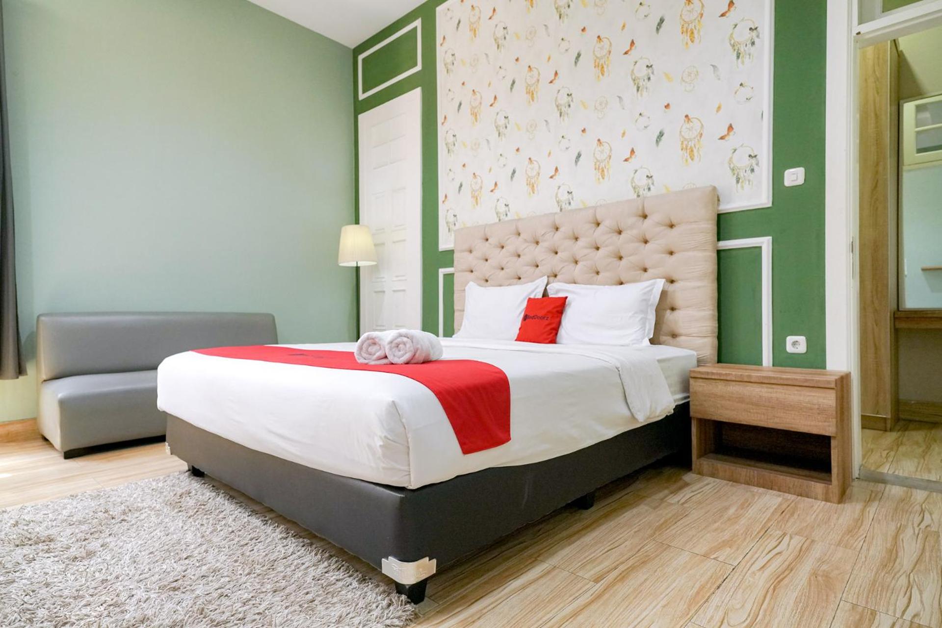 RedDoorz Premium near RS Pondok Indah