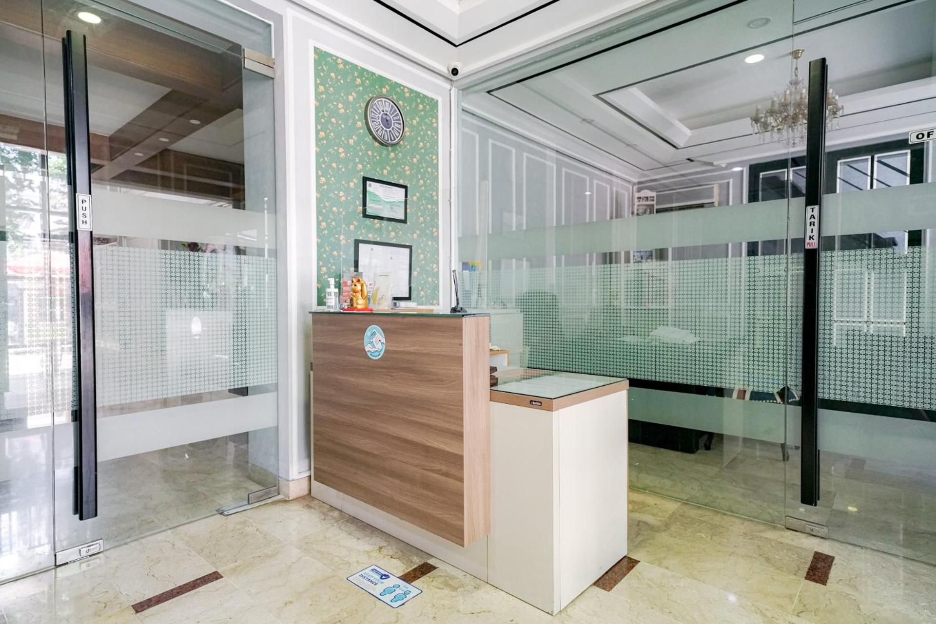 RedDoorz Premium near RS Pondok Indah