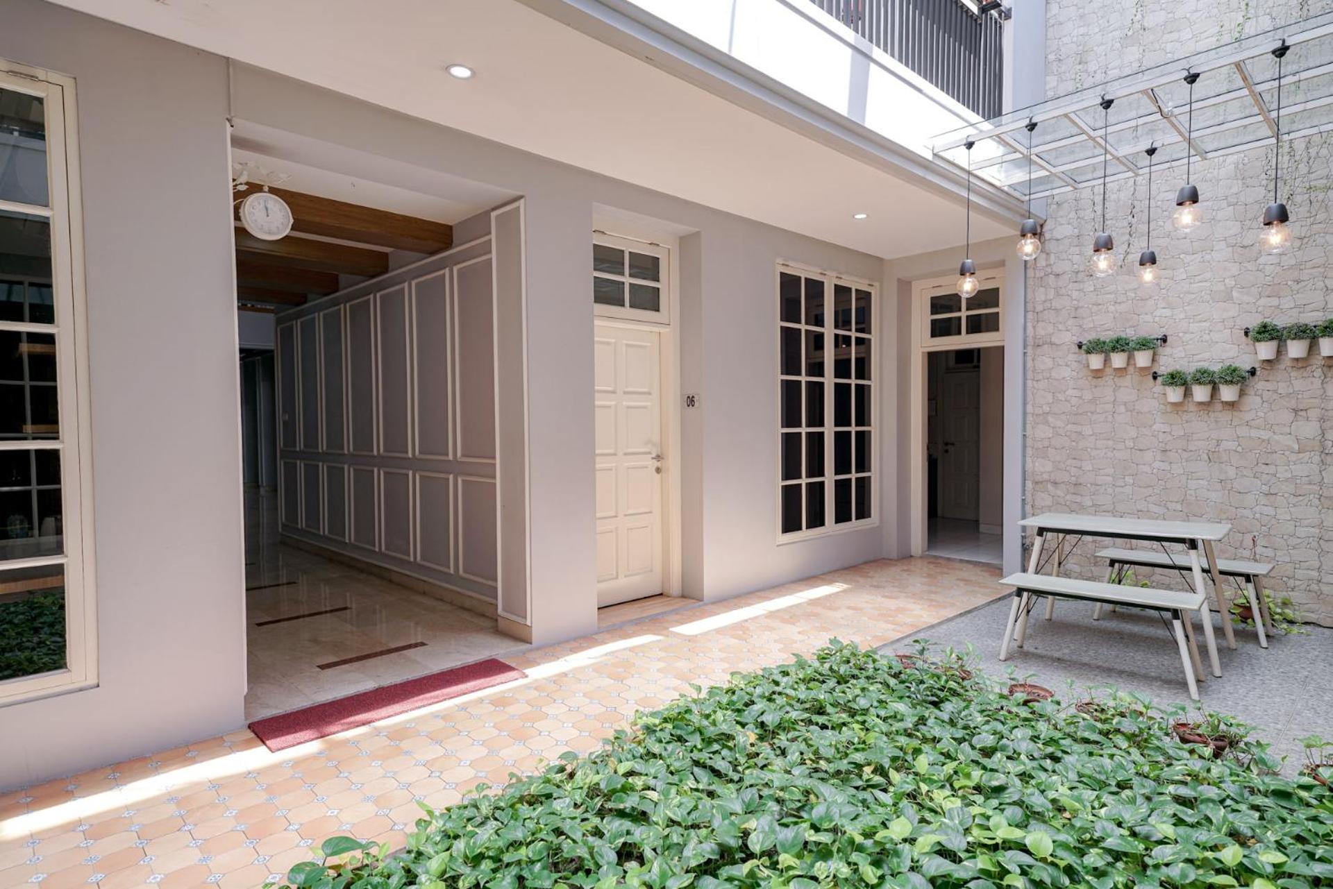 RedDoorz Premium near RS Pondok Indah