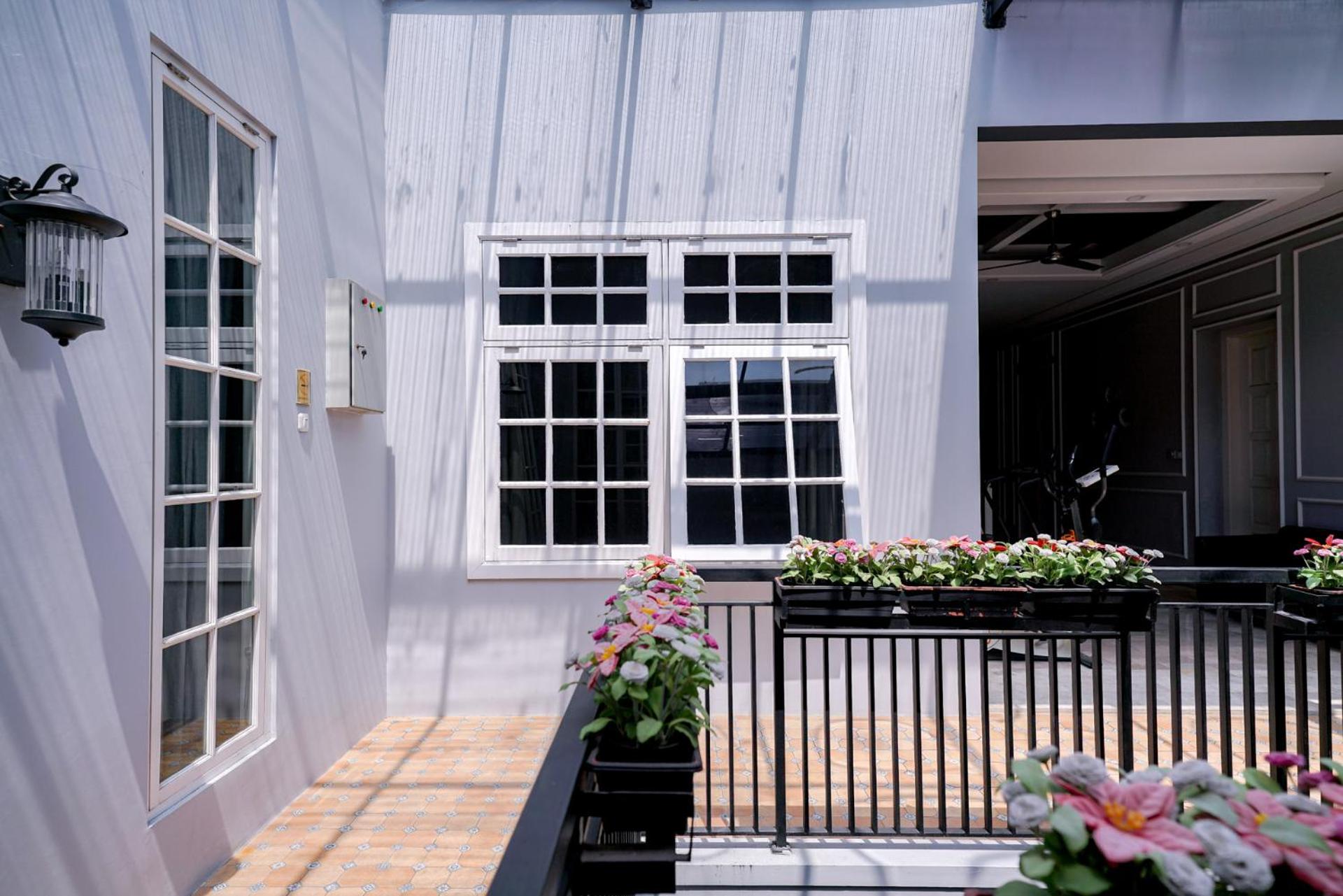 RedDoorz Premium near RS Pondok Indah