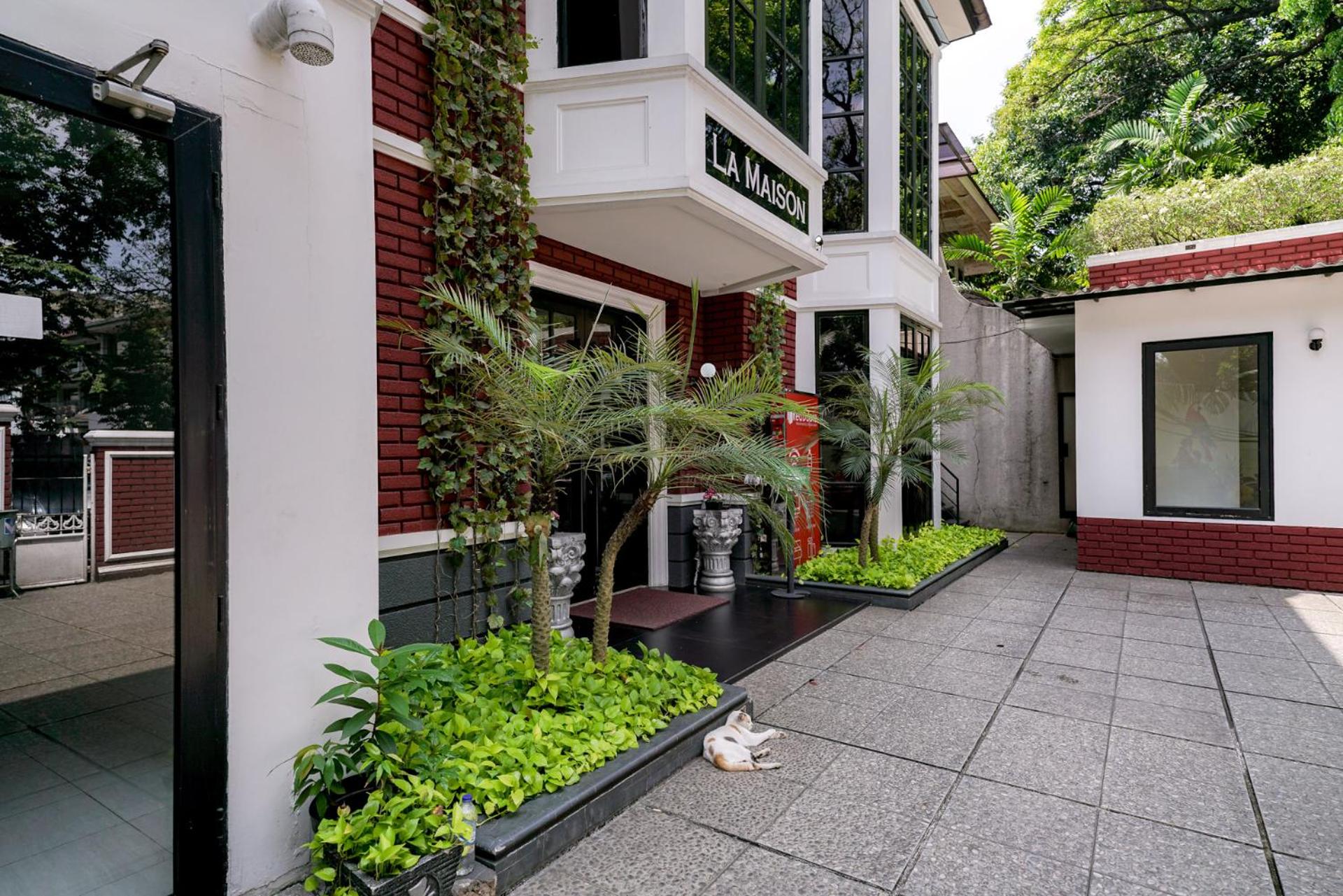 RedDoorz Premium near RS Pondok Indah