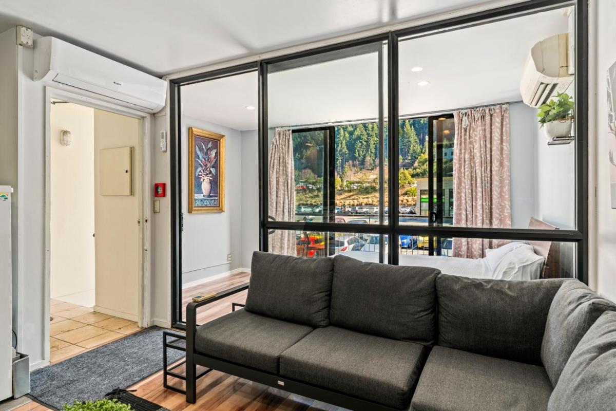 Snowy Peaks - Queenstown Holiday Apartment view 2
