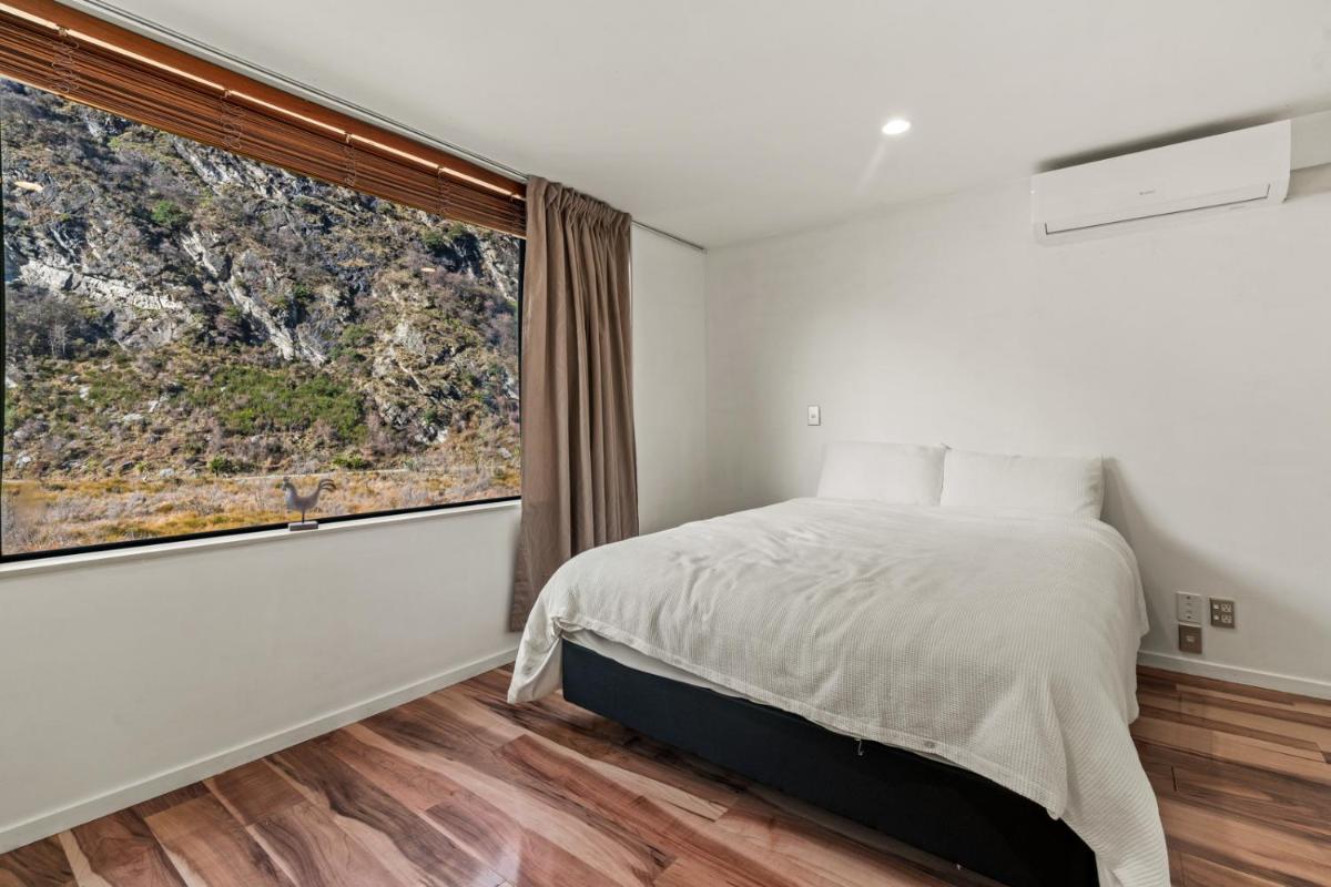 Snowy Peaks - Queenstown Holiday Apartment view 4