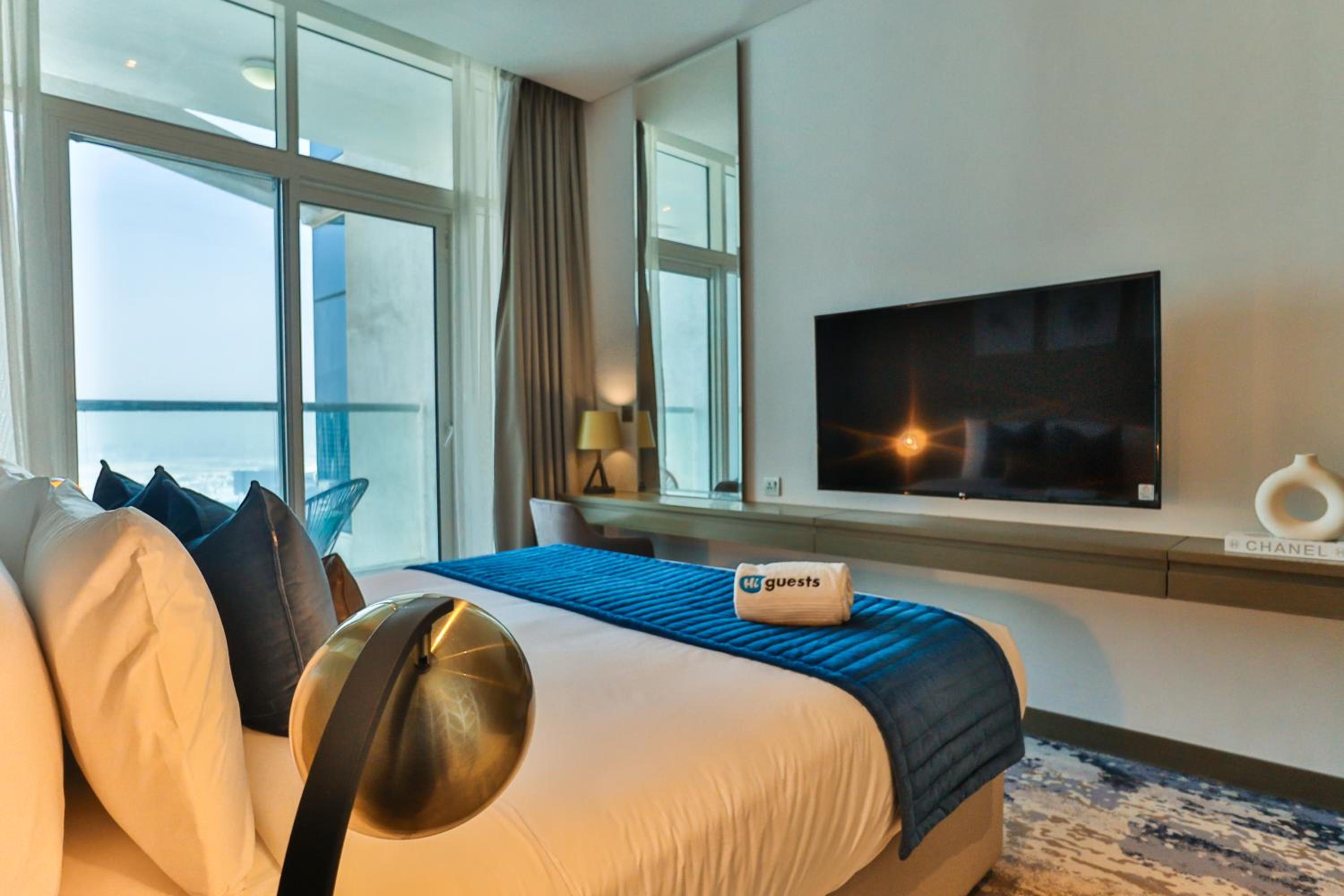 HiGuests - Roomy and Chic Studio with Panoramic Canal Views