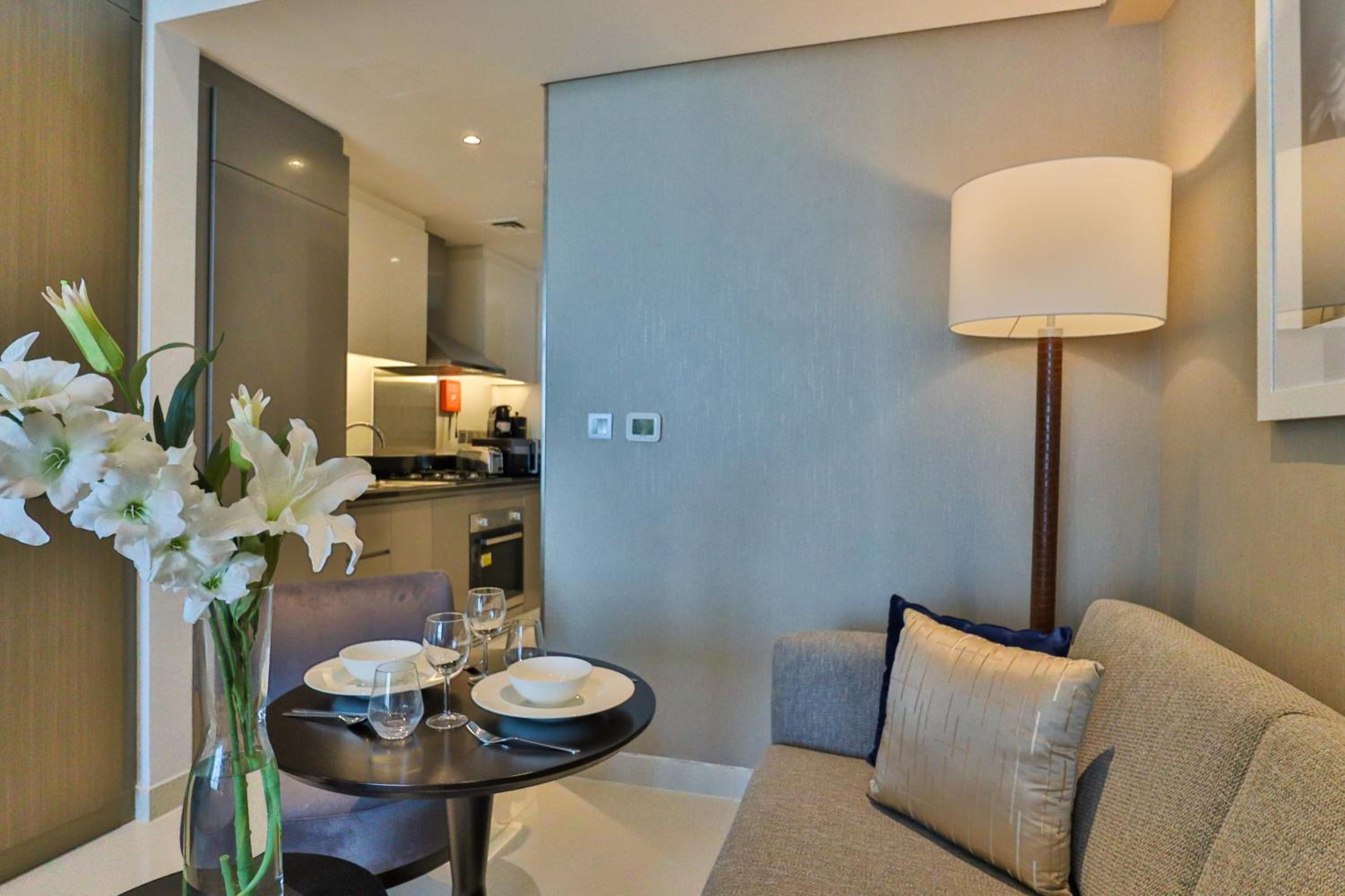 HiGuests - Roomy and Chic Studio with Panoramic Canal Views