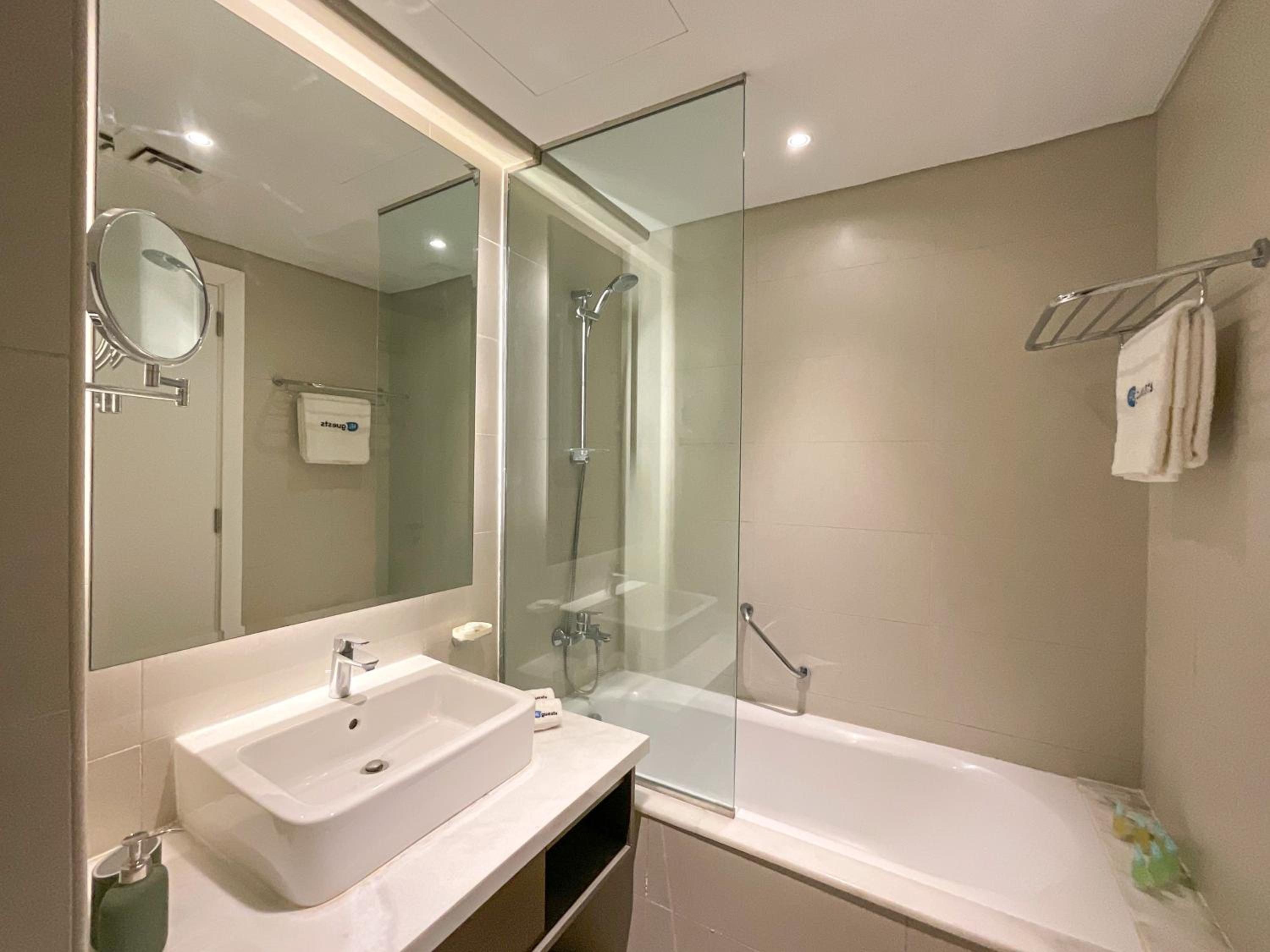 HiGuests - Roomy and Chic Studio with Panoramic Canal Views