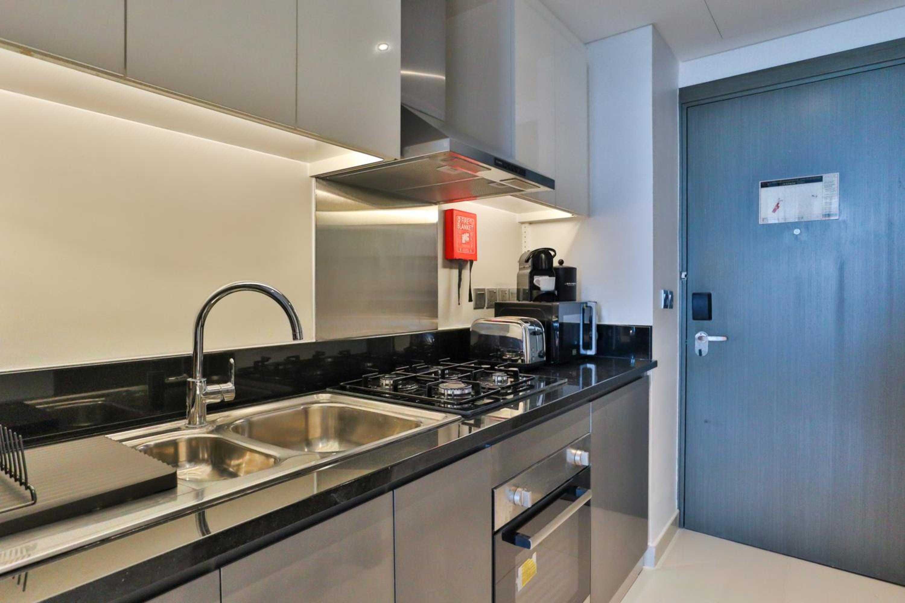 HiGuests - Roomy and Chic Studio with Panoramic Canal Views